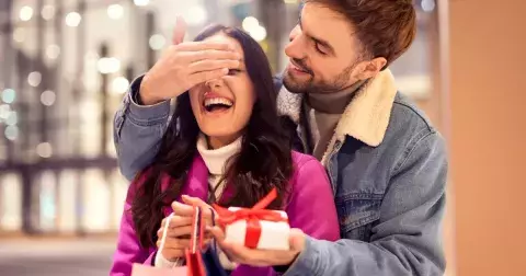 Horoskop dárků: Luxus pro Býka, drobnost pro Blížence a jak potěšit i ostatní znamení