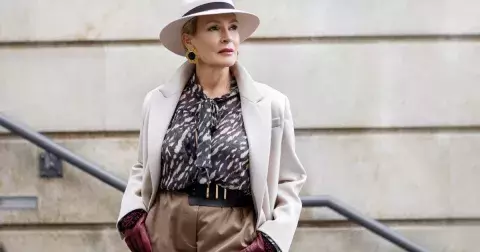 Jakým módním přešlapům se po 50 vyvarovat, a co do šatníku zařadit? Tabu Francouzek jsou lesklé legíny a krátké topy, vsaďte naopak na barvy a volnost