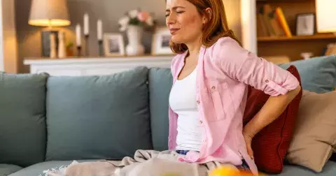 Cvik Motýlek zlepší držení těla a uvolní svaly v oblasti pánve. Proč si ho zacvičit po celodenním sezení v práci