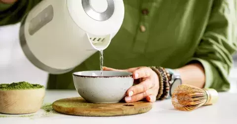 Zelená patří k Vánocům. Uvařte si tento zelený čaj, podpoříte metabolismus a zrychlíte spalování přebytečných kalorií. Je to i skvělý vánoční dárek