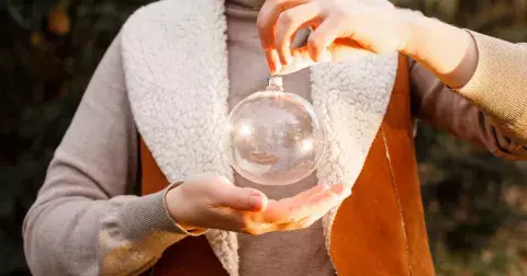 Horoskop pod stromeček: Co vaše znamení o Vánocích opravdu potřebuje, pohodu nebo auto s mašlí?