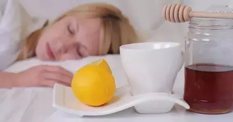 Když nechcete strávit Vánoce s chřipkou: Jak se vyvarovat nákazy a proč není dobré nemoc přechodit