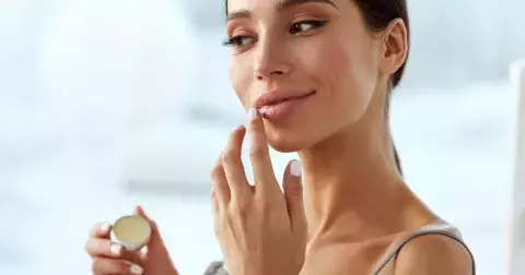 Vítr a zima útočí, připravte se: Výběr těch nejlepších balzámů na rty do 100 Kč podle redakce