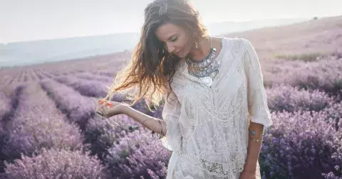 Boho halenky vnesou do šatníku pořádnou porci romantiky a ženskosti: Zahalte se do vzdušných volánků i krajky. Máme tipy, s čím je kombinovat