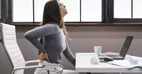 Nejlepší cvik na bolavá bedra. Zvládnou ho i seniorky a uleví na počkání