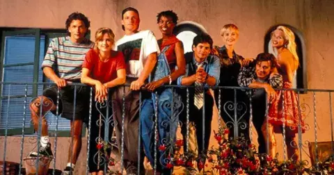 Kvíz: Vraťte se v mysli do zlatých 90. let a poznejte ikonické zahraniční seriály jen podle fotek