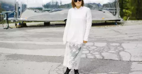 Jemná krajka a teplé svetry: Nesourodá kombinace na babí léto, která však spolehlivě funguje v každém věku. Víme, jak ji nosit