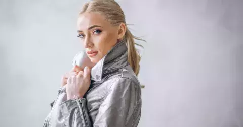 Upnuté a nudné? Ani v zimě to tak být nemusí. 3 kousky šatníku ovládnou ulice a je mezi nimi i metalická bunda