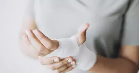 Vánoční úrazy a jak je ošetřit: Nejčastěji hrozí popáleniny, pořezání i poranění očí od prskavek