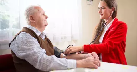 Seniorů odkázaných na pomoc přibývá: Řešením je domácí péče hrazená pojišťovnou, lidé o ní ale neví