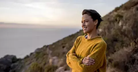 Pryč se zemitými tóny: Přichází čas obléknout se do této jasné barvy. Šaty, trika i kalhoty jí budou plné