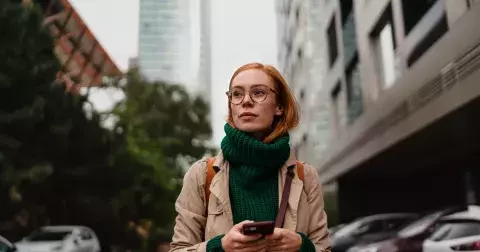 Jak obléci obyčejné džíny tak, abyste vypadala mladší? Poradíme vám pár triků, které vám uberou roky