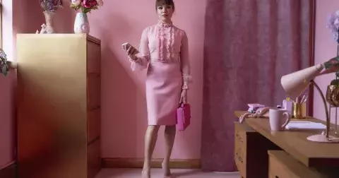 Nadcházející sezóna hlásí návrat k ženskosti. Dokonalý vzhled s romantikou spojí dohromady jediný prvek