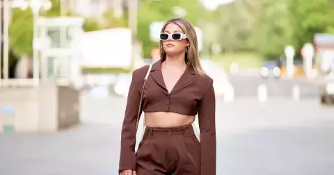 Minimalismus a dokonalá geometrie roku 2026: Zkrácené sako a kalhoty odhalující bříško si můžete dovolit i po 40