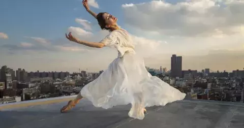 Odstín této barvy je hitem roku 2026. Podívejte se, jak vypadá Cloud dancer