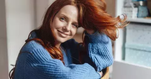 Dlouhý kardigan: Kousek, který nesmíte postrádat a který oživí každý outfit. Nosit se bude zejména v těchto dvou odstínech