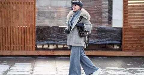 Rozšířené nohavice mohou být elegantnější než rovné. Skvěle ladí k těmto jedněm oblíbeným botám