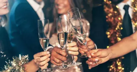 Šaty, ve kterých budete hvězdou silvestrovských oslav. Nesmí jim chybět jedna věc