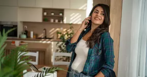 Flanelová košile se dá nosit, aniž byste vypadala jako z farmy. Hlídejte si střih i výběr barvy