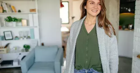 Tři nadčasové kousky, které vám nesmí chybět. Je mezi nimi i hedvábná košile, která zakryje nedostatky postavy