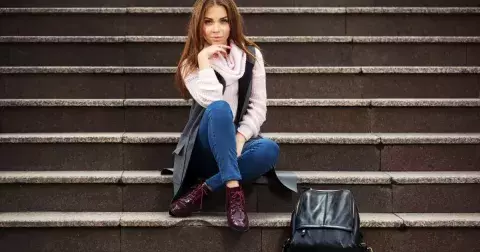 Tmavé denimky a pletená vesta: Kousky do 1000 korun, které si zamilujete