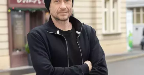 Seriál Ulice: Soňu zmrazí setkání se závozníkem, Adriana má tajemství a k posunu dojde i v lásce Prokopa a Eddiho