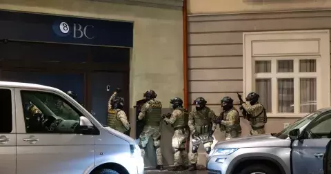 Ulice: Policejní komando zasahuje! Velký zátah nejen proti kulečníkovému klubu, na vině je Starosta Hložánek