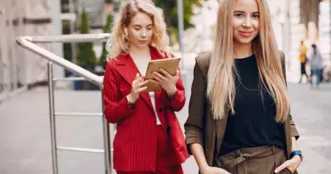 Do kanceláře nemusíte chodit jako šedá myš. Míra extravagance je na vás, oslnit můžete i v 50. Místo saka bomber a k sukni kožený křivák