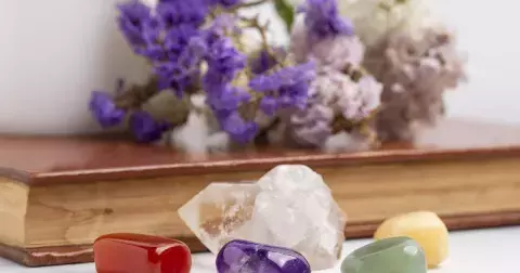 Astrologické talismany a kameny roku 2026: Co opravdu funguje a proč