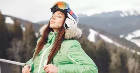 Chystáte se letos na hory? Objevte stylové outfity na svah i jeden nový módní trend