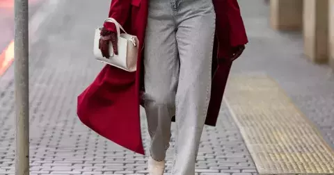 Modré džíny jsou už trochu nuda. Vsaďte na nové trendy odstíny, které dodají eleganci