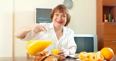 Vyléváte peníze do záchodu? Vitamin C v nadměrných dávkách není lékem, ale může být cestou k ledvinovým kamenům