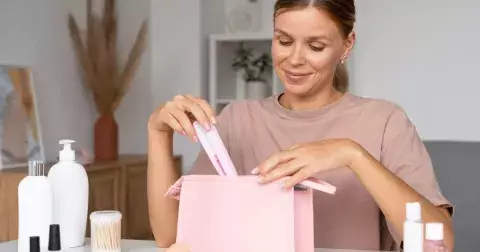 Péče o pleť po 50: Co jednou provždy vyřadit, a co naopak přidat do kosmetické tašky