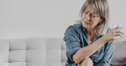 “Moje máma mě komanduje, musím k ní chodit každý den a už nemůžu dál,” svěřuje se zoufalá Ema