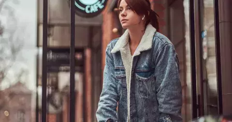 Zdánlivě k sobě nejdou. Farmářské bundy a volné džíny s těmito botami? Trend, který vás uhrane