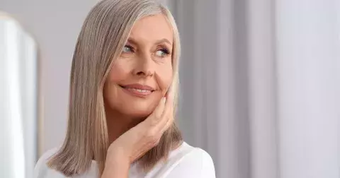 Účes, který ovládne jaro 2026: Polodlouhé mikádo je neuvěřitelně variabilní a sluší každému typu obličeje