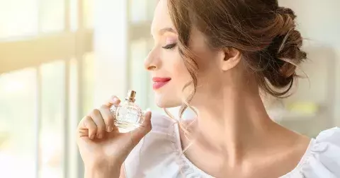 Pomocí parfému doveďte svůj outfit k dokonalosti: Romantičky okouzlí něžné růže, energické ženy vůně santalu