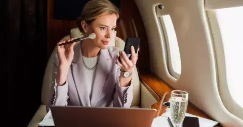 Cestování letadlem nesvědčí vaší kráse: Jak se během letu postarat o pleť, aby po přistání vypadala svěže? Tyto produkty pomohou