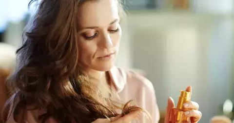 Vlasům dlouhodobě chybí lesk? Obvykle při péči chybujeme v těchto 5 věcech