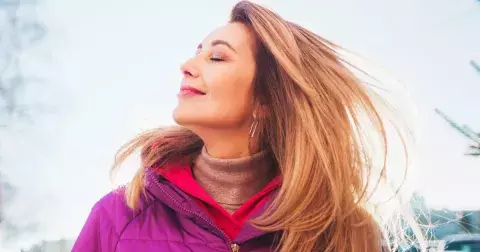 Krásné vlasy v zimě? Dopřejte jim komplexní domácí péči. Víme, jaký je postup