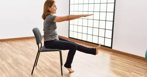 Pevnější a zdravější tělo i po 60: Posaďte se doma na židli a denně dělejte tento cvik jednu minutu v kuse