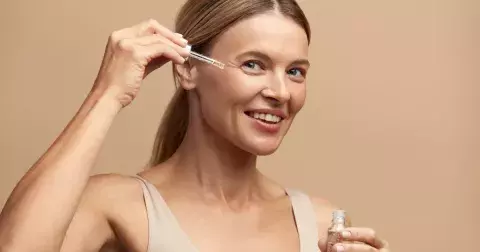 Redakční tipy na nejúčinnější pleťová séra: Proč nesmí tyto zázraky chybět v denní rutině žen nad 50 let? Pigmentace je jedním z mnoha důvodů