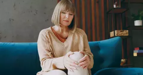 Těchto 5 účinných cviků pro pevná kolena předchází bolestem a udrží klouby v kondici i po 50