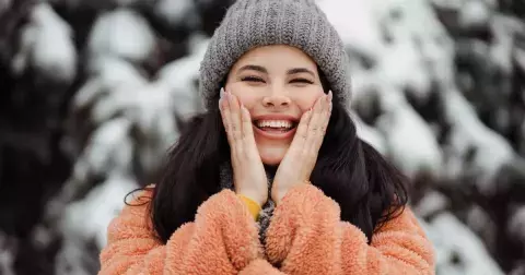 Zimní dilema: Je lepší krém, nebo olej? Jak se starat o pleť, když teploty klesají pod nulu