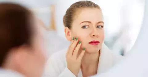 Pigmentové skvrny jako strašák žen po 50: Tipy na produkty, které s nimi po létě zatočí