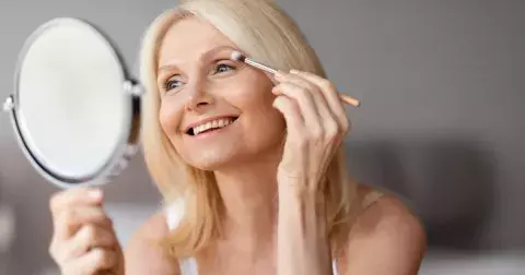 Líčení očí, které vás omladí, ale jen pokud zvolíte správné barvy. Vhodné barevné kombinace očních stínů pro zralé ženy prozradí odborníci