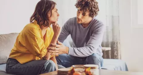 Chcete zachovat klid ve vztahu? Těchto 5 notoricky známých frází partnerovi nikdy neříkejte