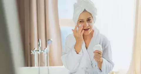 Na noc nanášejte krém na obličej úplně jinak. Tato technika vás omladí na počkání, říká dermatoložka