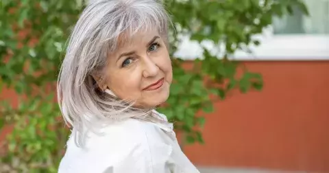 Pokud je vám nad 50, zapomeňte na tyto účesy: Určité střihy i barvy vám přidají i 10 let