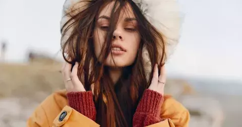 Přehnaná péče, přetopené místnosti nebo nešetrné česání: Zjistěte, jaké další chyby děláme v zimě v péči o vlasy